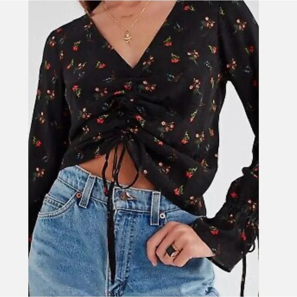 Urban Outfitters Black V‎ Neck Cinched Floral Long Sleeve Crop Top Size S